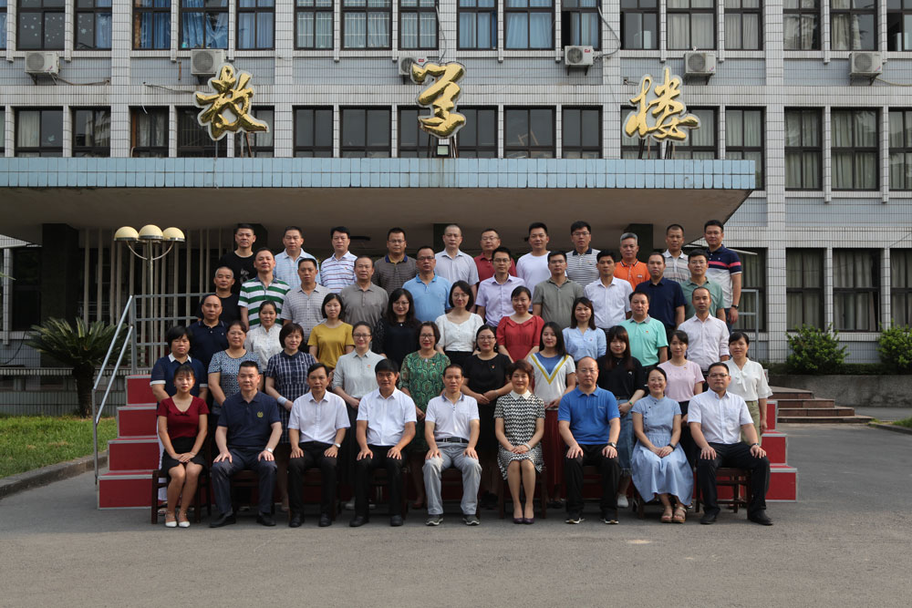 西南政法大學干部培訓:南寧市興寧區(qū)2019年紀檢監(jiān)察干部能力素質提升班合影